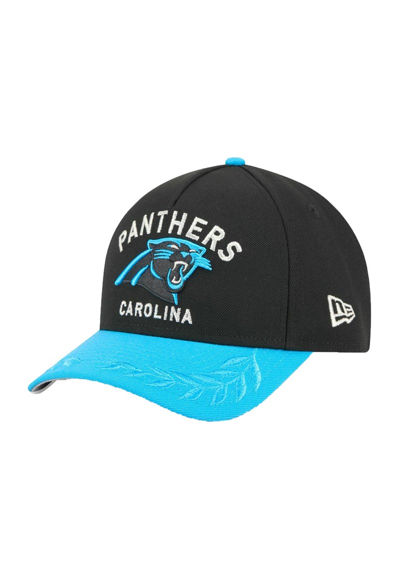 Schwarze Kappe mit blauer Krempe, die "PANTHERS CAROLINA" in weißer und aqua Stickerei zeigt, sowie ein stilisiertes Blattmuster auf der Krempe.