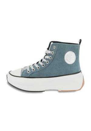 Zapatilla alta en pana azul con punta y suela de goma blanca, que presenta ojetes plateados, cordones y un parche redondo de logo en el lateral.