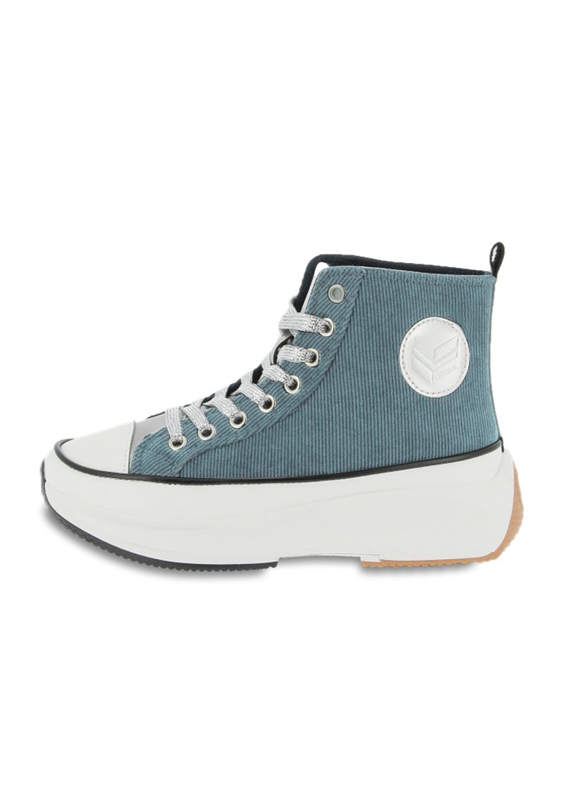 Zapatilla alta en pana azul con punta y suela de goma blanca, que presenta ojetes plateados, cordones y un parche redondo de logo en el lateral.