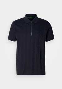 Polo noir à manches courtes avec un motif géométrique subtil et une fermeture éclair à l'avant s'étendant du col jusqu'au milieu de la poitrine.