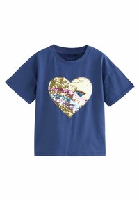 Camiseta de color azul marino con mangas cortas, que presenta un diseño de corazón hecho de lentejuelas doradas, rosas y púrpuras en el centro. Material de algodón suave.