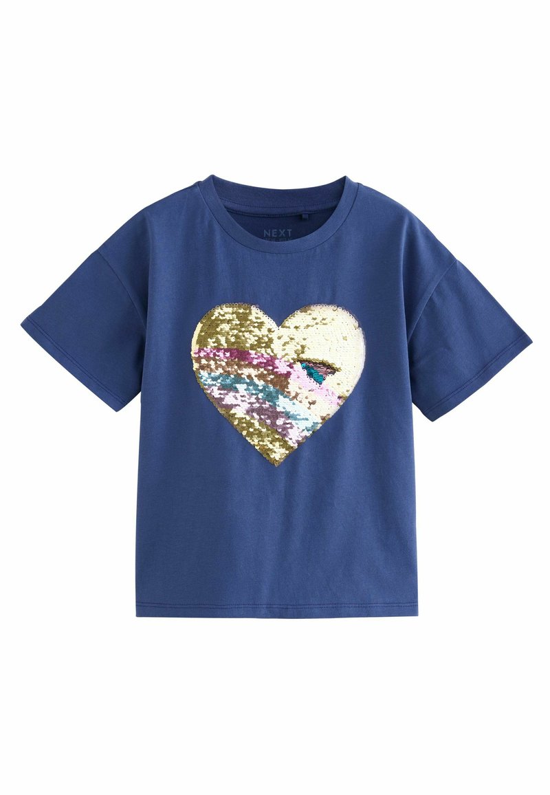 Camiseta de color azul marino con mangas cortas, que presenta un diseño de corazón hecho de lentejuelas doradas, rosas y púrpuras en el centro. Material de algodón suave.
