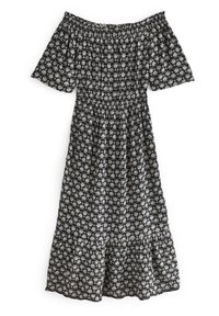 Schwarzes Off-Shoulder-Kleid mit weißem Blumenmuster, gerafftem Oberteil, kurzen Ärmeln und weit ausgestellt Saum. Hergestellt aus leichtem Stoff.