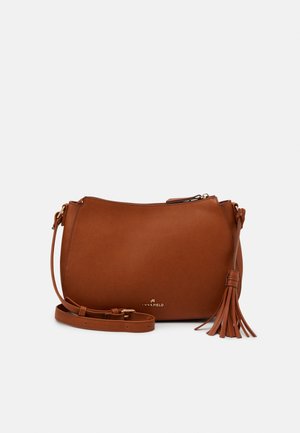 Brun lædertaske med glat overflade, lynlåslukning, justerbar rem og kvastdetalje. Har logo på forsiden.