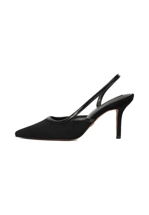 Czarne szpilki typu slingback z cienkim paskiem i cienkim obcasem, pokazane z boku na białym tle.