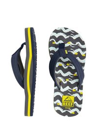 Dunkelblaue Flip-Flops mit einem strukturierten Riemen, gelben Akzenten und einer gemusterten Sohle mit Wellen- und Fischdesigns. Größe 11/12.