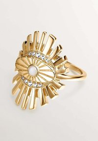 Anillo de oro con un diseño de explosión solar, centrado con una perla y adornado con piedras preciosas transparentes a lo largo del borde curvado.