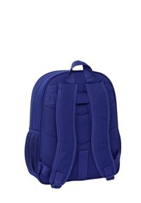 Niebieski plecak z wyściełanymi, regulowanymi ramiączkami, uchwytem do noszenia z góry oraz siateczkowymi kieszeniami po bokach, pokazany z tyłu.