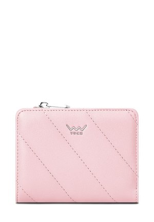 Růžová kožená peněženka s diagonálním prošíváním, stříbrným logem, zipovým uzávěrem a hladkým povrchem, se kompaktním obdélníkovým designem.
