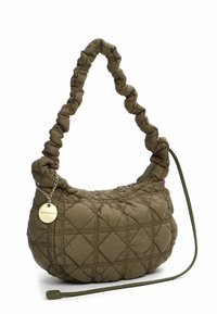 Gewatteerde olijfgroene tas met een gestructureerd handvat, voorzien van een zilveren ketting en hanger. Zachte, gevoerde textuur met een diamantpatroon.