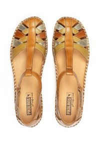 Braune Leder-Sandalen mit gewebten mehrfarbigen Riemen in Schattierungen von Braun, Gold und metallischen Akzenten; strukturierte Innensohle; seitlicher Reißverschluss.