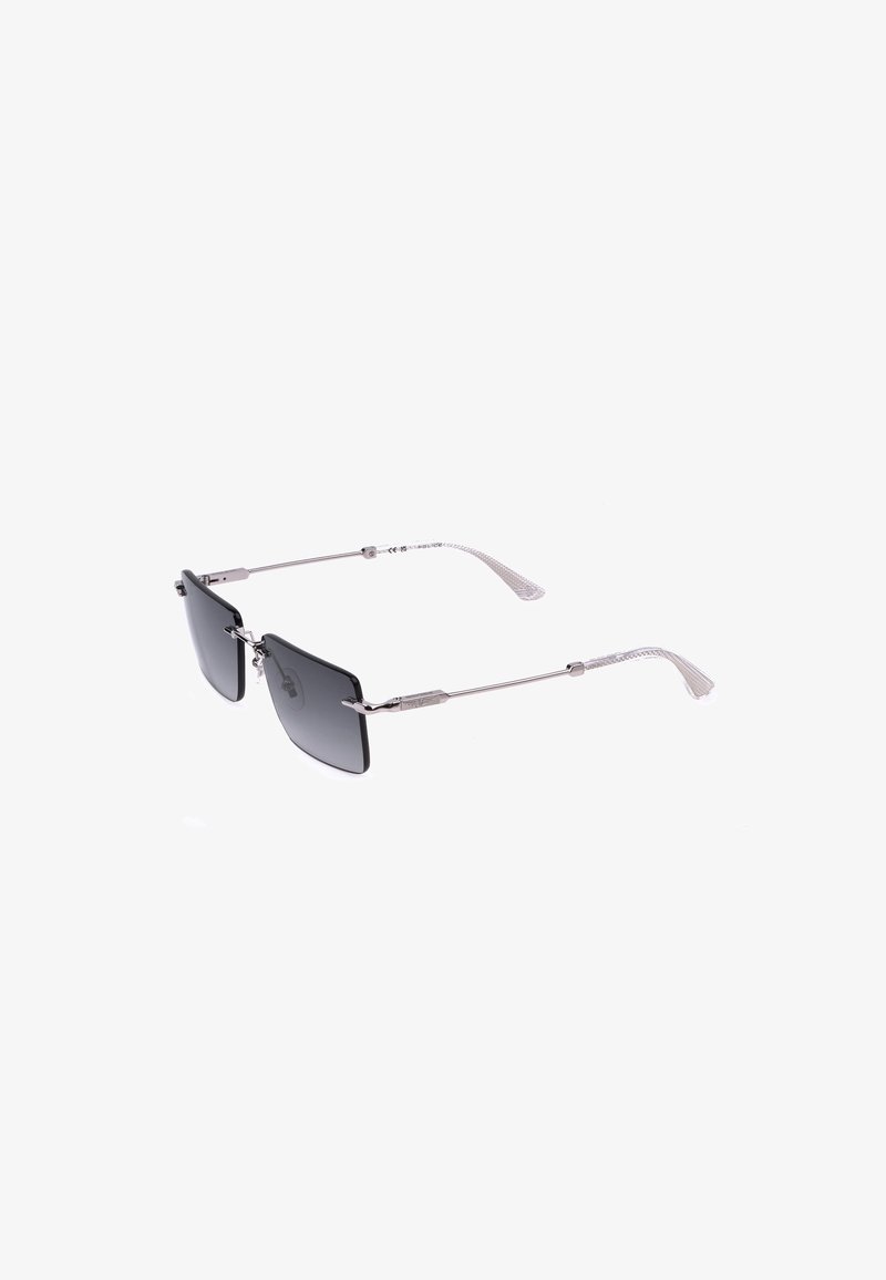 Lunettes de soleil rectangulaires sans monture avec branches fines en métal argenté et verres à dégradé gris foncé sur fond blanc.