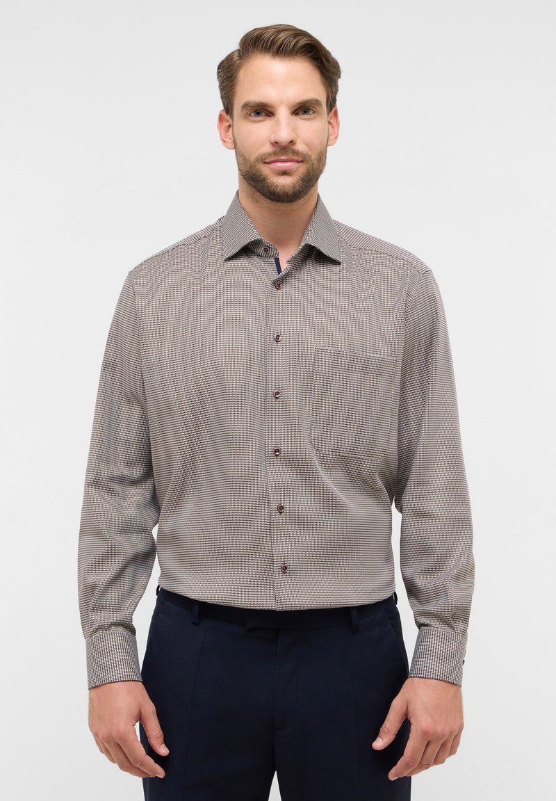Camicia a maniche lunghe a quadri in beige e marrone con colletto, taschino frontale e bottoni scuri. Tessuto liscio con vestibilità su misura.