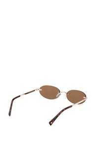 Brunefarvede ovale solbriller med en guldmetalramme, udstyret med skildpaddemønstret arme og klare næsepuder.