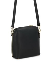Fekete bőr keresztpántos táska, téglalap alakú, cipzáras záródással, arany színű fémrészekkel és állítható pánttal. Simább felület.