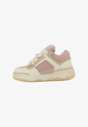 Sneaker con una base crema, accenti in rete rosa e una suola testurizzata e spessa. Presenta un design con lacci e una punta perforata per la traspirabilità.