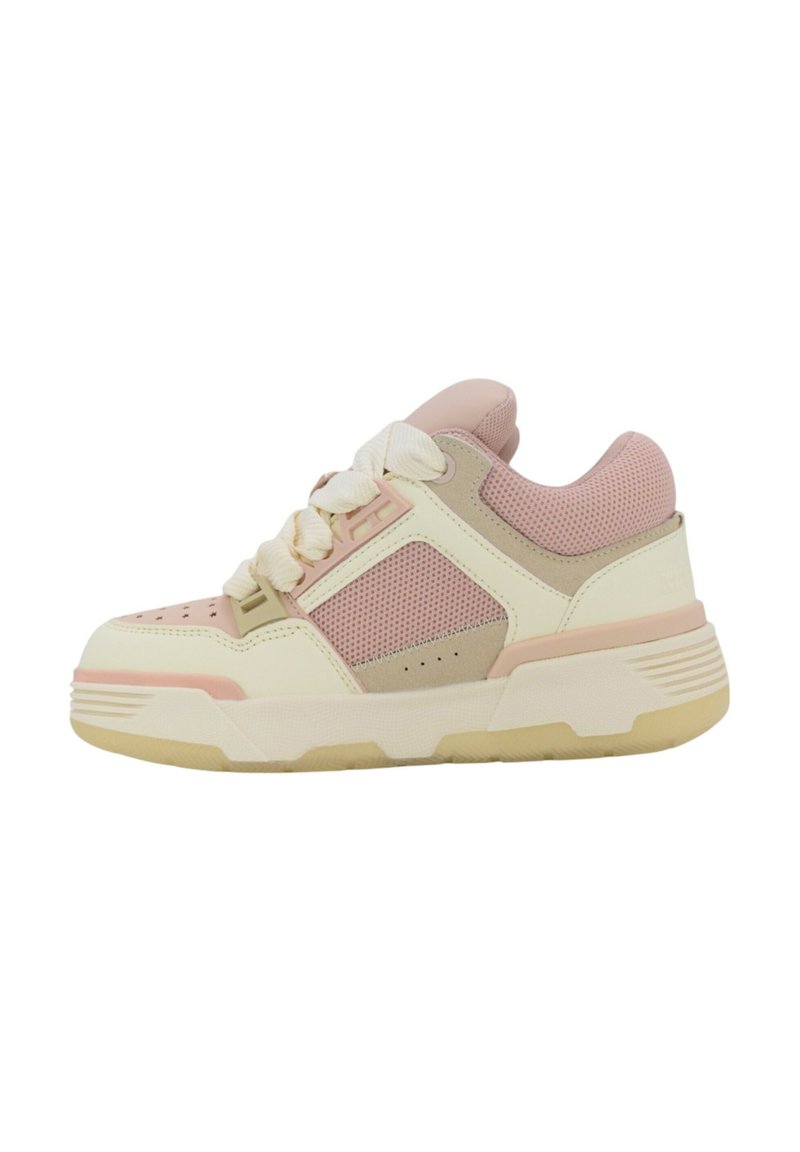 Sneaker con una base crema, accenti in rete rosa e una suola testurizzata e spessa. Presenta un design con lacci e una punta perforata per la traspirabilità.