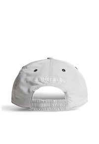 Ljusgrå keps med mjuk textur, justerbart elastiskt bakstycke och broderad "J.Lindeberg"-logotyp bak. Har svarta ventilationshål.