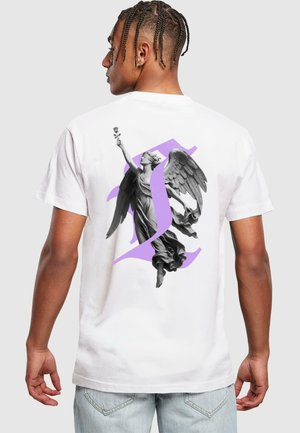 Weißes T-Shirt mit einem schwarz-weißen Engeldesign auf der Rückseite, versehen mit einem lila abstrakten Akzent, der einen modernen visuellen Kontrast bietet.