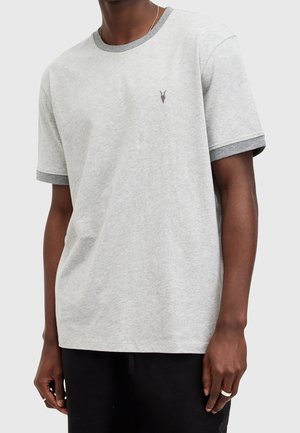 Grå bomulds-t-shirt med grå ribbet krave og ærmekanter; har en lille, mørk logo på brystet; afslappet pasform; blød tekstur.