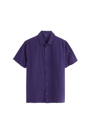 Męska koszula z krótkim rękawem zapinana na guziki, w głębokim odcieniu fioletu, z kołnierzykiem i jedną kieszenią na piersi, wykonana z teksturowanej tkaniny.