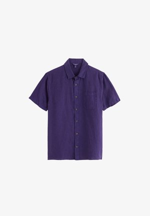 Męska koszula z krótkim rękawem zapinana na guziki, w głębokim odcieniu fioletu, z kołnierzykiem i jedną kieszenią na piersi, wykonana z teksturowanej tkaniny.