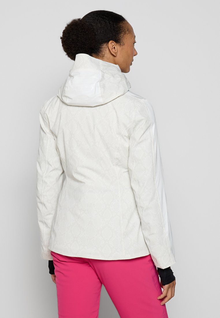 Weiße wasserdichte Jacke mit texturiertem Muster, verstellbarer Kapuze und kontrastierenden Ärmeln. Begleitet von pinken Hosen.