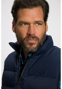 JP1880 KRAGEN ZIPPER TASCHEN - Weste - dark blue