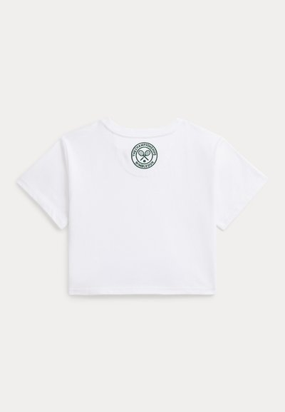 Weißes kurzes T-Shirt mit kurzen Ärmeln, mit einem runden gestickten Patch auf der Rückseite, mit grünen und schwarzen Details.