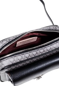 Borsa in pelle con esterno grigio e motivo stampato, interno bordeaux, zipper argentata e fondo nero testurizzato. Etichetta visibile all'interno.