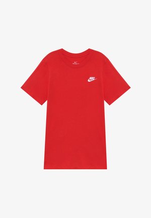 Czerwona bawełniana koszulka z krótkimi rękawami, okrągłym dekoltem i białym logo Nike nadrukowanym na lewej górnej części piersi. Gładka faktura.