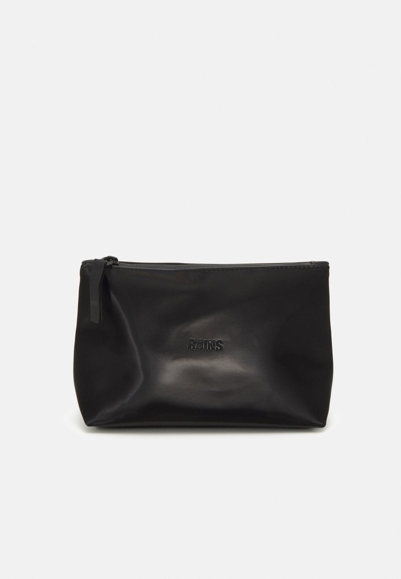 Črn vodoodporen etui iz gladkega materiala z zadrgo; ima embosirano logo spredaj in minimalističen dizajn.