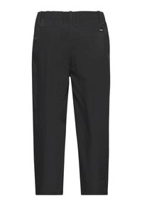 Schwarze Hose mit elastischem Bund, zwei aufgesetzten Gesäßtaschen und geradem Bein, von hinten vor weißem Hintergrund gezeigt.