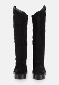 Botas de ante negras hasta la rodilla con una textura suave, que cuentan con cremalleras laterales y un tacón bajo y resistente. El interior está forrado con tela verde.