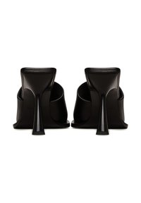 Mule nere con tacco alto caratterizzate da una finitura opaca e slanciata. Presentano una suola contornata di rilievo e un design unico del tacco a stiletto.