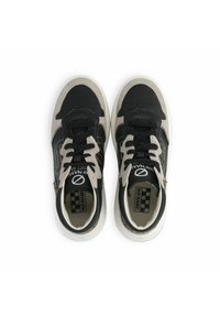 Zwarte en beige sneakers van textuurleer, met contrasterende accenten, ronde neus en platte veters, met een dambordlogo aan de binnenkant.