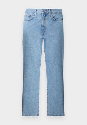 Hellblaue Denim-Jeans mit geradem Bein, vorderer Knopf- und Reißverschluss, Gürtelschlaufen und Vordertaschen, präsentiert vor einem schlichten Hintergrund.