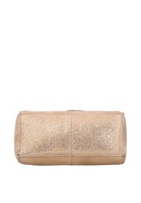 Pochette métallique dorée rectangulaire avec surface texturée et coutures cousues, vue par le dessous sur fond blanc.