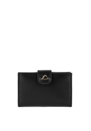 Portefeuille en cuir noir avec fermeture à rabat cousu comprenant un petit accent métallique doré incurvé sur fond blanc.