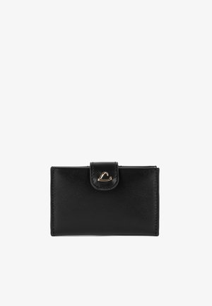 Portefeuille en cuir noir avec fermeture à rabat cousu comprenant un petit accent métallique doré incurvé sur fond blanc.