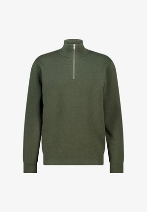 Suéter verde de punto con un cuello alto y cremallera de cuarto. Presenta puños y dobladillo acanalados, con una textura suave y un corte holgado.