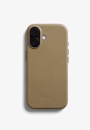 Smartphone con doppia fotocamera posteriore e flash, coperto da una custodia protettiva beige liscia e opaca con marchio "bellroy".