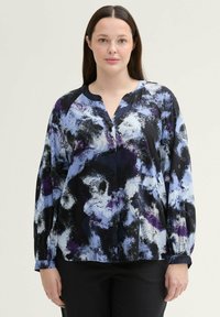 Schwarze Bluse mit blauem und lila abstraktem Muster, leichtes Material, lange Ärmel, durchgehende Knopfleiste und runder Ausschnitt.