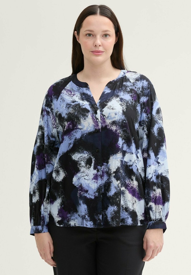 Schwarze Bluse mit blauem und lila abstraktem Muster, leichtes Material, lange Ärmel, durchgehende Knopfleiste und runder Ausschnitt.