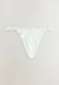 Hvid trusse med blonder, vertikale ribben og en lille knapdetalje foran samt scalloped kanter.