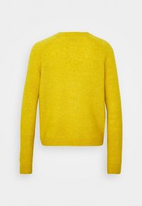 Suéter de lana amarillo con mangas largas, cuello redondo y diseño de un solo color. Textura suave y puños acanalados en la cintura y los puños.