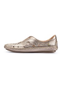 Chaussure slip-on en cuir texturé de couleur or métallique, avec des motifs découpés, des coutures décoratives et un design à bout arrondi.
