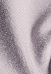 Lichtpaarse stof met een subtiele verloopkleur, met een gladde textuur en fijn geribbelde patroon, die een zachte en flexibele uitstraling heeft.