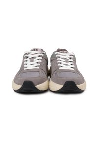 Sneakers in suede grigio e mesh con lacci bianchi, punta arrotondata, suola beige a contrasto e dettaglio del logo sulla linguetta e sul tallone.