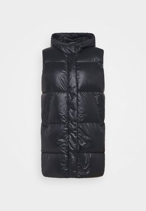 Černá péřová vesta s vysokým límcem, prošívaným designem, zapínáním na zip a dvěma předními kapsami. Vyrobená z lesklého, lehkého materiálu.